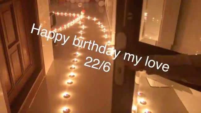 Tối 21/6, Khánh Thi đã tự tay tổ chức tiệc sinh nhật cực lãng mạn cho Phan Hiển tại nhà riêng. Với hình ảnh ánh nến và bóng bay trải khắp phòng, bữa tiệc sinh nhật này đã thu hút rất nhiều sự quan tâm từ công chúng ngay khi đoạn clip được “nữ hoàng dancesport” chia sẻ lên trang cá nhân.