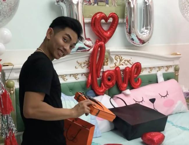 Chẳng những chuẩn bị mọi thứ chu đáo mà Khánh Thi còn tặng cả hàng hiệu cho ông xã.