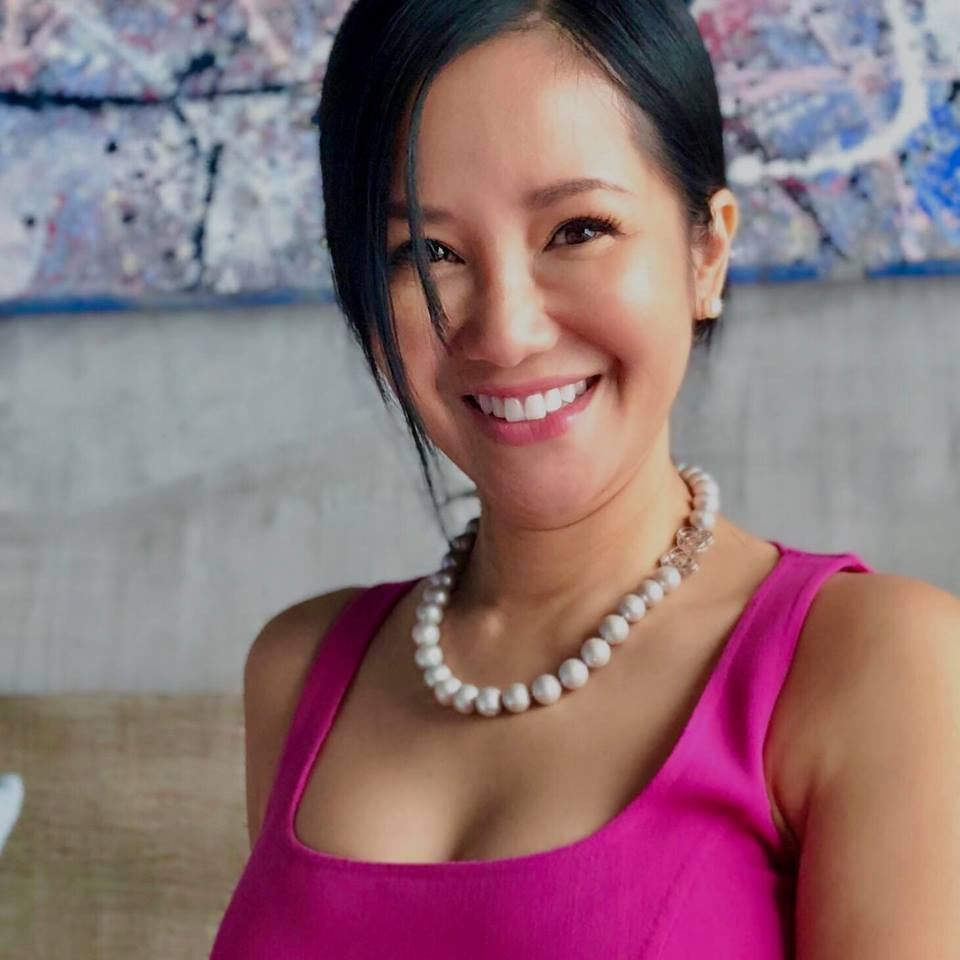 Gương mặt trẻ trung, rạng rỡ hơn sau khi trang điểm. Dù từng nhiều lần vướng nghi vấn "dao kéo" để níu giữ thanh xuân nhưng Hồng Nhung chưa lần nào lên tiếng thừa nhận.