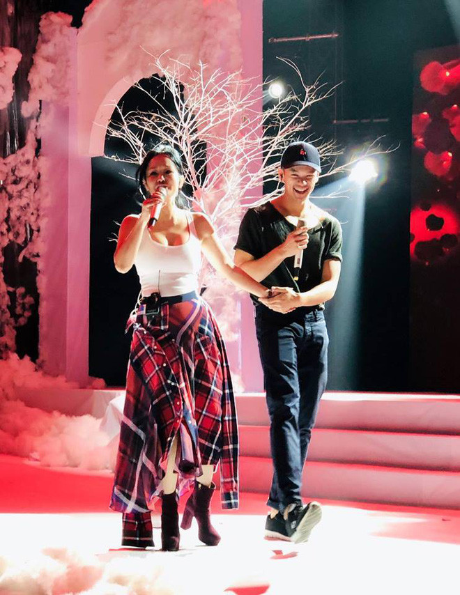 Sau hôn nhân đổ vỡ với chồng ngoại quốc, sức khỏe của Hồng Nhung cũng trở thành chủ đề được rất nhiều người quan tâm, lo lắng. Nữ ca sĩ từng phải nhập trong tình trạng sức khỏe suy kiệt.