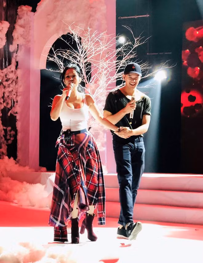 Sau hôn nhân đổ vỡ với chồng ngoại quốc, sức khỏe của Hồng Nhung cũng trở thành chủ đề được rất nhiều người quan tâm, lo lắng. Nữ ca sĩ từng phải nhập trong tình trạng sức khỏe suy kiệt.