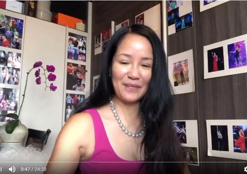 Cách đây không lâu, trong clip hướng dẫn các mẹ bỉm sữa cách trang điểm được Hồng Nhung đăng tải trên kênh Youtube riêng của mình, nữ diva làng nhạc Việt khiến khán giả phải giật mình bởi gương mặt lộ rõ những "vết hằn" thời gian.