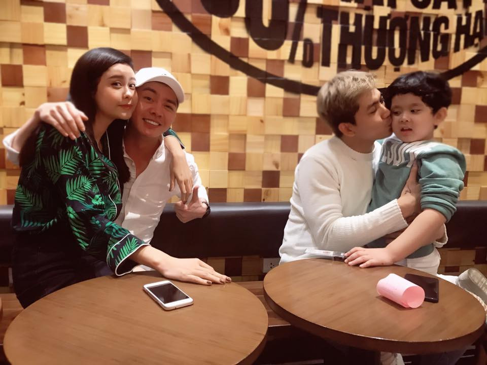 Trong khi đó, Tim lại nhiều lần dính phải nghi án tình ái với các cô gái trẻ, đặc biệt là có lần Trường Quỳnh Anh phải "dắt con ra khỏi nhà" bởi anh chàng bị lộ tin nhắn tán tỉnh nữ DJ trẻ. Sau ồn ào, Tim và Trương Quỳnh Anh đều im lặng và chứng minh mối quan hệ vẫn tốt đẹp qua những hình ảnh thân thiết.