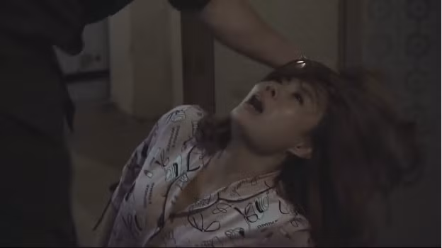 Lan "cave" cũng chịu chung số phận khi bị đánh "không lết được" vì để cho Quỳnh bỏ trốn.