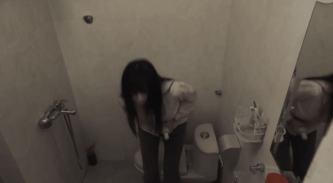 Chi tiết ám ảnh nhất "Quỳnh búp bê" có lẽ là cảnh Quỳnh cố gắng tìm cách đập liên tiếp vào bụng để tự phá cái thai đã 4 tháng tuổi.