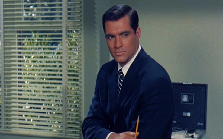  John Gavin là một diễn viên nổi tiếng, ông xuất hiện trong các tác phẩm kinh điển như Psycho. Ít ai biết rằng ông từng là Đại sứ Hoa Kỳ tại Mexico từ 1981 - 1986.