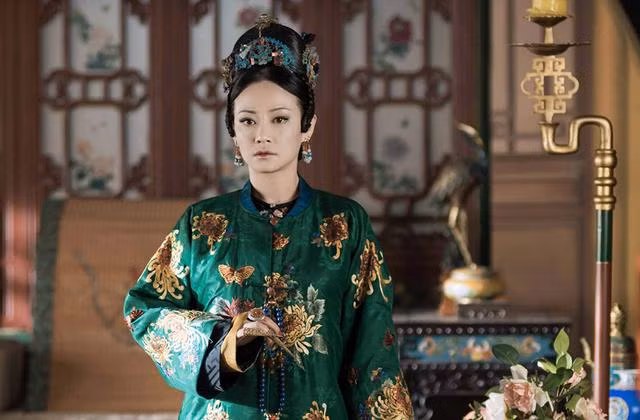 Phim có sự góp mặt của các nhân vật chính như: Càn Long Hoàng đế (Nhiếp Viễn đảm nhận) tài giỏi, chung thủy; Phú Sát Hoàng hậu (Tần Lam) nhân từ, khoan dung; Nhàn Phi (Xa Thi Mạn) bí ẩn; cung nữ Nguỵ Anh Lạc (Ngô Cẩn Ngôn) lanh lợi, thẳng thắn.