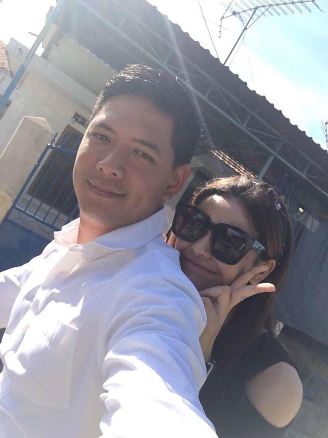 Quỳnh Anh chỉ đăng status như ngầm chứng minh không bị ảnh hưởng bởi scandal: “Từ trước nay không màng chuyện thế sự, chuyện mình chuyện ta im lặng cho qua. Nghệ sĩ cũng có những lần bức xúc riêng của họ và lại trùng hợp đến không ngờ. Ai nói gì, tôi không trách họ, vì họ mãi là những anh hùng phía sau, tôi không bao giờ thấy được”.