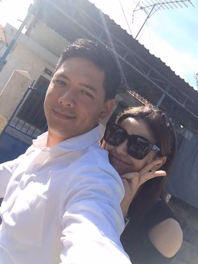 Quỳnh Anh chỉ đăng status như ngầm chứng minh không bị ảnh hưởng bởi scandal: “Từ trước nay không màng chuyện thế sự, chuyện mình chuyện ta im lặng cho qua. Nghệ sĩ cũng có những lần bức xúc riêng của họ và lại trùng hợp đến không ngờ. Ai nói gì, tôi không trách họ, vì họ mãi là những anh hùng phía sau, tôi không bao giờ thấy được”.