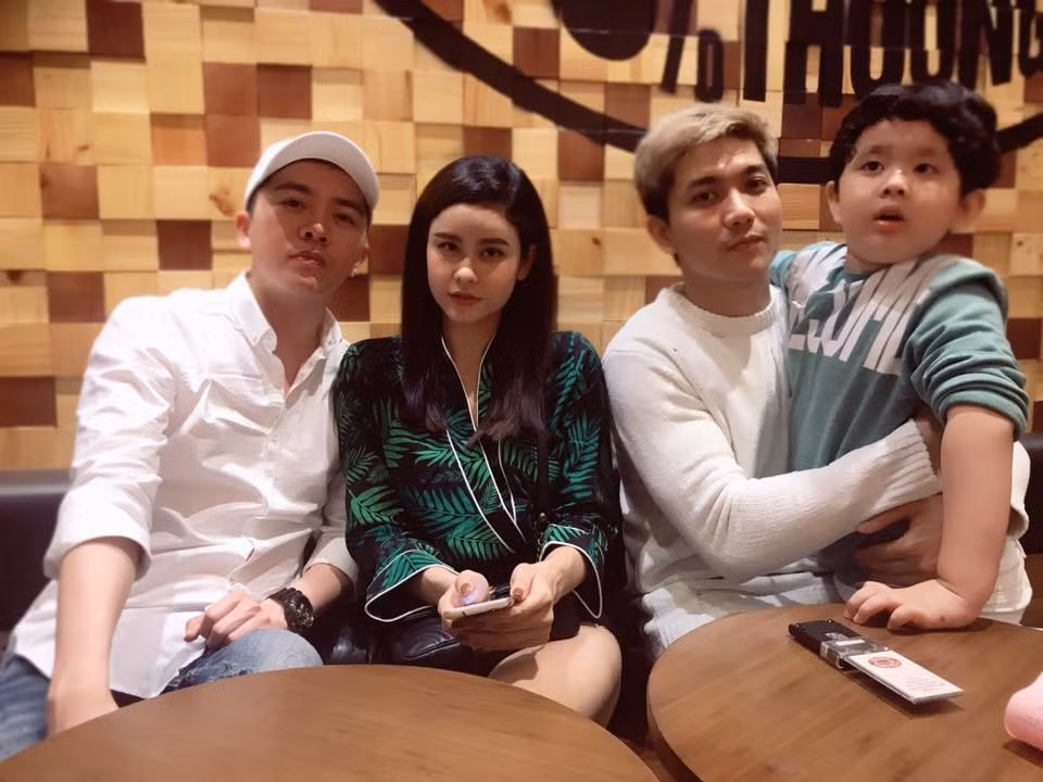 Lời chia sẻ cùng động thái bất ngờ này của giọng ca "Một vòng trái đất" nhận được nhiều bình luận bày tỏ sự ngưỡng mộ trước tình cảm mà Tim dành cho con trai.