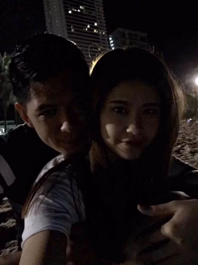 Diễn viên Bình Minh bị xếp vào diện nghi vấn khi những bức ảnh thân mật trên mức đồng nghiệp của anh và Trương Quỳnh Anh lan truyền trên mạng.