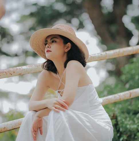 Vốn sở hữu phong cách ăn mặc khá kín đáo và chững chạc, thời gian gần đây Phạm Quỳnh Anh gây bất ngờ với độ gợi cảm "hết nấc".