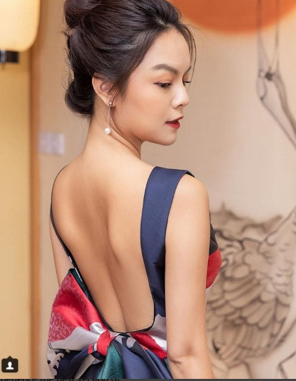 Nữ ca sĩ tự tin phô diễn đường cong của cơ thể qua những bộ cánh gợi cảm.