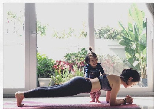 Dù bận rộn nhưng ca sĩ Phạm Quỳnh Anh vẫn chăm chỉ tập Yoga để duy trì vóc dáng.