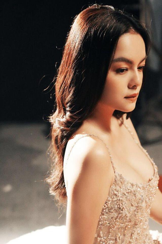 Mới đây, thông tin Phạm Quỳnh Anh và Quang Huy đã đệ đơn ly hôn sau 1 năm ly thân khiến fan của cặp vợ chồng này vô cùng tiếc nuối. Tuy nhiên, sau những ồn ào quanh chuyện hôn nhân tan vỡ, giọng ca "Bụi bay vào mắt" vẫn chứng tỏ được bản lĩnh của một người phụ nữ trưởng thành.