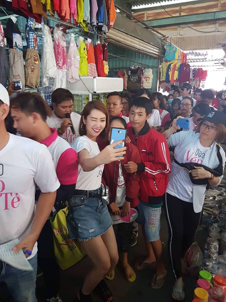 Dàn diễn viên "oanh tạc" các khu chợ để chụp ảnh giao lưu với khán giả.