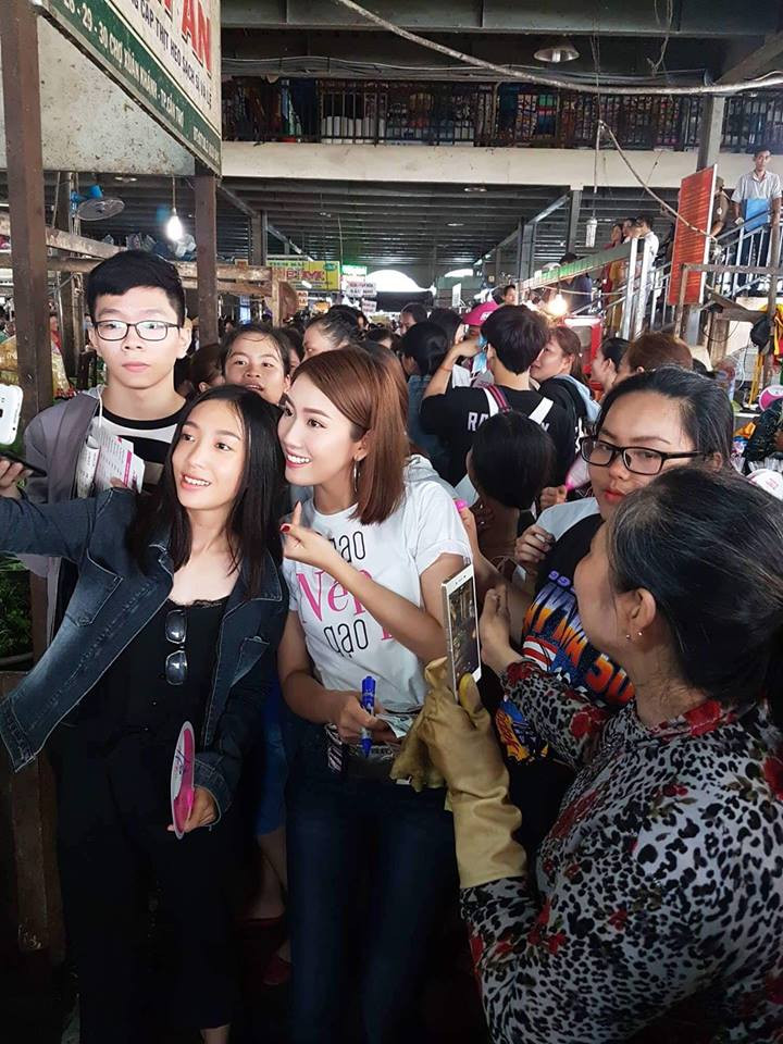 Theo đó, dàn sao "Gạo nếp gạo tẻ" đã có cuộc "đổ bộ" đến những khu chợ tại các tỉnh Miền Đông và Miền Tây Nam Bộ để quảng bá phim.