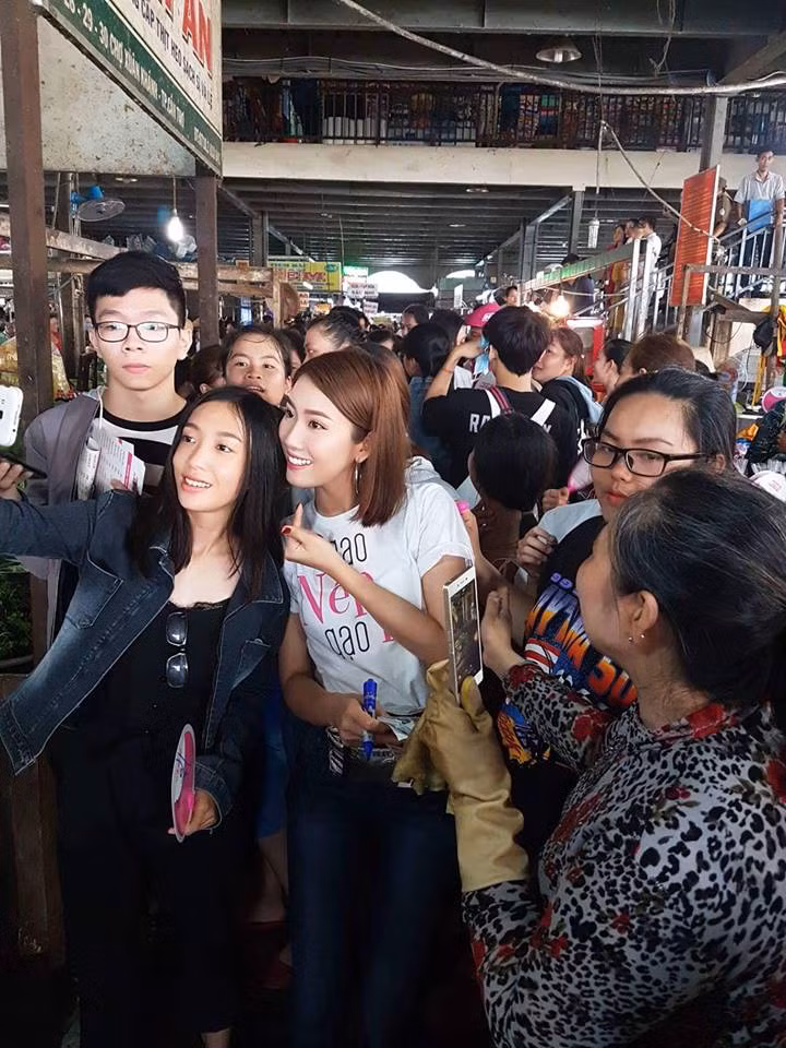 Theo đó, dàn sao "Gạo nếp gạo tẻ" đã có cuộc "đổ bộ" đến những khu chợ tại các tỉnh Miền Đông và Miền Tây Nam Bộ để quảng bá phim.