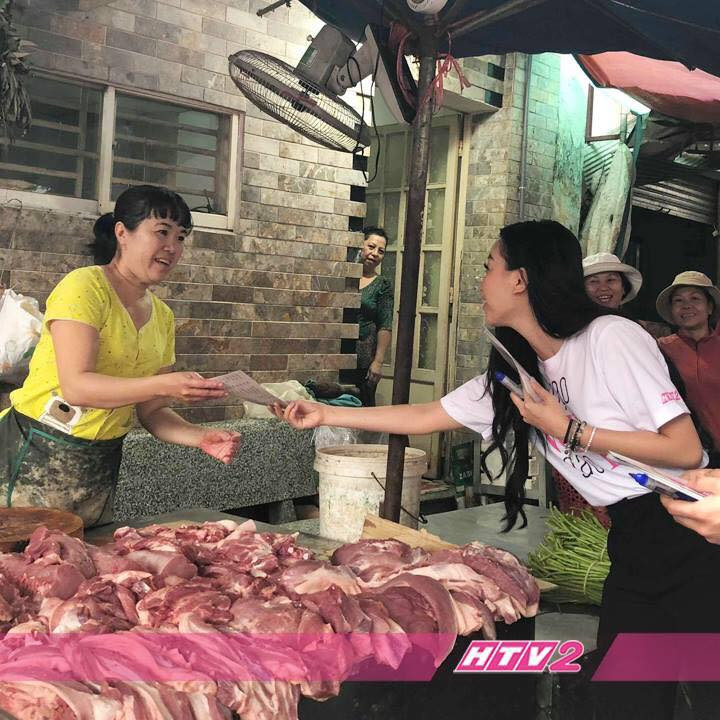 "Cô bồ trơ trẽn" tranh thủ quảng cáo phim.