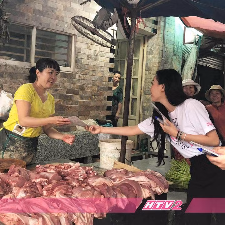 "Cô bồ trơ trẽn" tranh thủ quảng cáo phim.