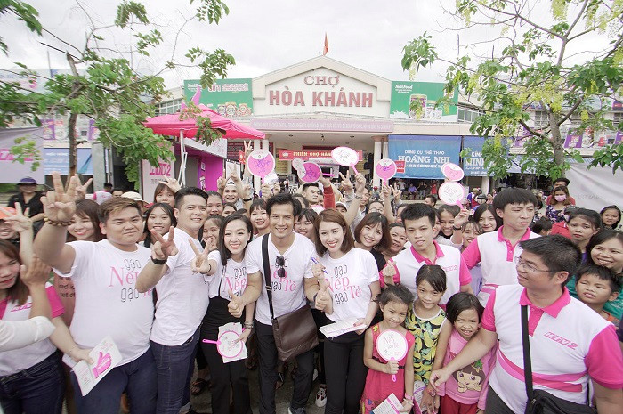 Trước đó, từ ngày 14/7-17/7, e-kíp "Gạo nếp gạo tẻ" đã hoàn thành chuyến quảng bá phim và giao lưu với khán giả các tỉnh miền Trung - Tây Nguyên.