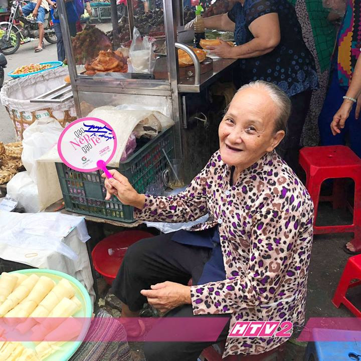 Tuy vậy, việc ê-kíp "Gạo nếp gạo tẻ" tới chợ quảng bá phim cũng gây ra nhiều ý kiến trái chiều. Trước những bình luận tiêu cực, diễn viên Lê Phương cho rằng: "Tôi luôn nghĩ khán giả ở đâu, chúng tôi ở đó, tôi không quan tâm người ta nói gì, chỉ cần làm tốt công việc của mình là được".