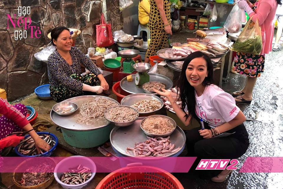 Băng Di chụp ảnh kỷ niệm với một tiểu thương.