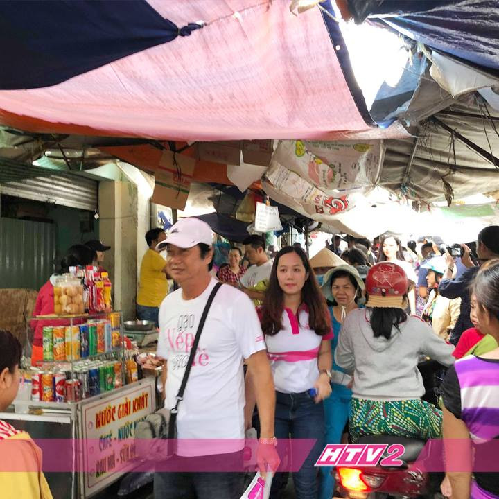 Sự xuất hiện của dàn diễn viên trong bộ phim về đề tài gia đình đang gây sốt cũng khiến những tiểu thương khá tò mò và thích thú.