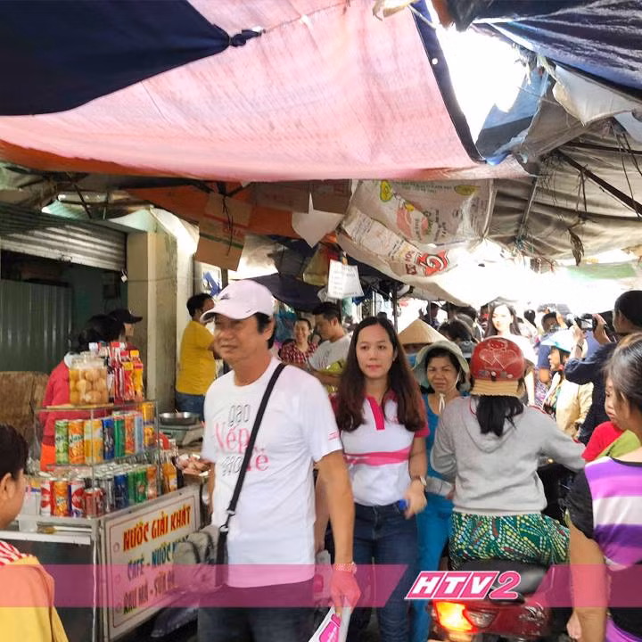 Sự xuất hiện của dàn diễn viên trong bộ phim về đề tài gia đình đang gây sốt cũng khiến những tiểu thương khá tò mò và thích thú.