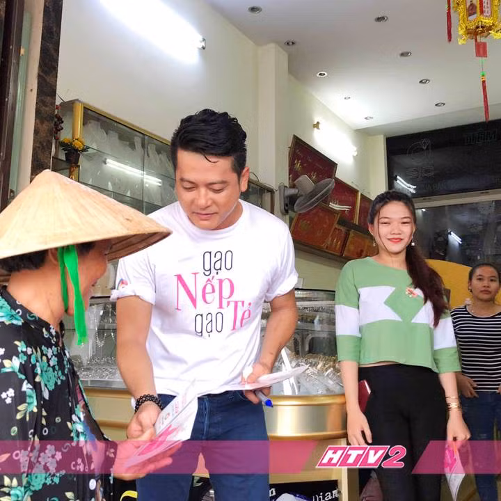 Trong chuyến giao lưu, diễn viên Hoàng Anh còn chia sẻ bị một khán giả cầm cây quạt đánh nhẹ vào người rồi nhắc nhở: "Cái thằng ni dám bỏ vợ, đánh cho chừa nè! Nhưng mà ngoài đời mi dễ thương quá!...".