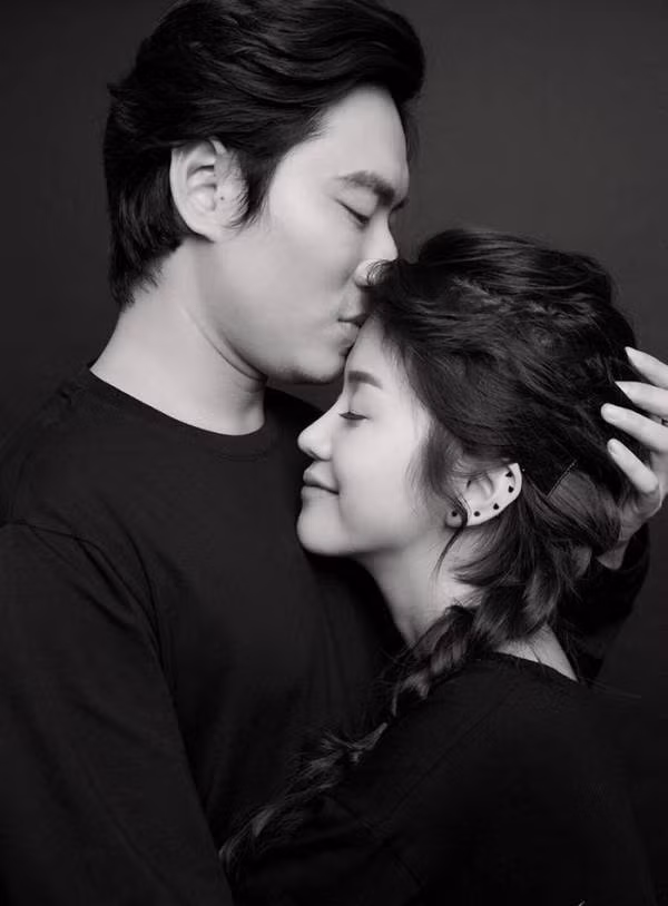 Sự việc những tưởng chỉ còn kiện tụng thì bất ngờ "ván bài lật ngược", An Nguy viết status thừa nhận tình yêu với Kiều Minh Tuấn là sai nhưng Cát Phượng cũng có dàn xếp. Sự việc khiến An Nguy từ một kẻ đáng thương lại nhận được lại đôi chút sự cảm thông, còn Cát Phượng rơi vào tình cảnh ngược lại. Nữ diễn viên hài bị mất một lượng fan không nhỏ sau nghi vấn đứng sau "đạo diễn" scandal của "chồng trẻ".