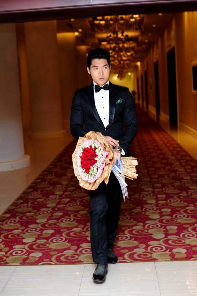 Mặc dù không được mời nhưng Trương Nam Thành vẫn ôm bó hoa bọc giấy gói in những đồng tiền đô la tới tặng bạn gái cũ Hoàng Yến trong ngày cưới hồi đầu tháng 3/2014. Ảnh: VTC.