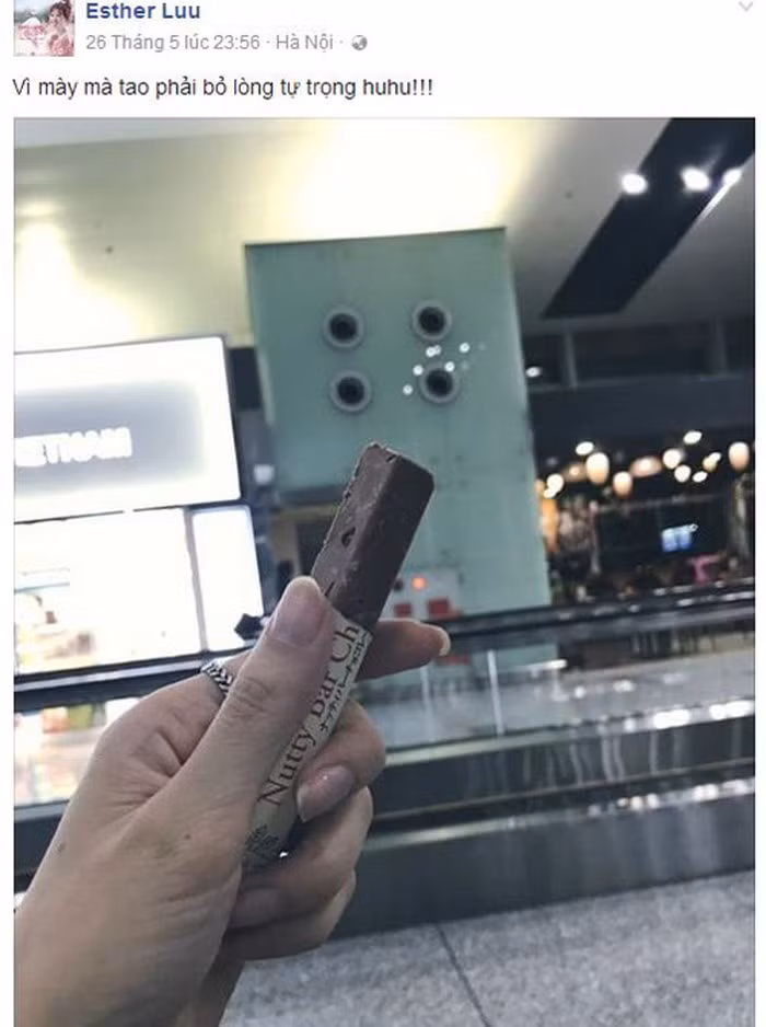 “Vì mày mà tao phải bỏ lòng tự trọng huhu!!!”, nữ ca sĩ có vẻ khá "đau khổ" sau "sự cố" này.