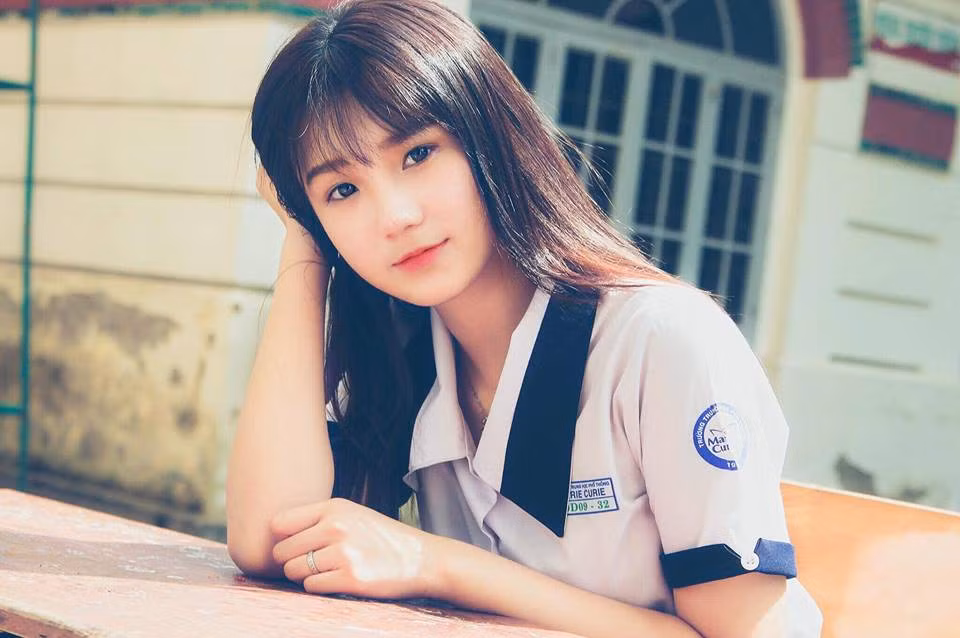 Mới đây, thí sinh 18 tuổi của cuộc thi Hoa hậu Việt Nam còn bồi hồi khoe ảnh thời cấp 3, chứng minh vẻ đẹp trong sáng và tự nhiên trước khi chia tay tuổi học trò.