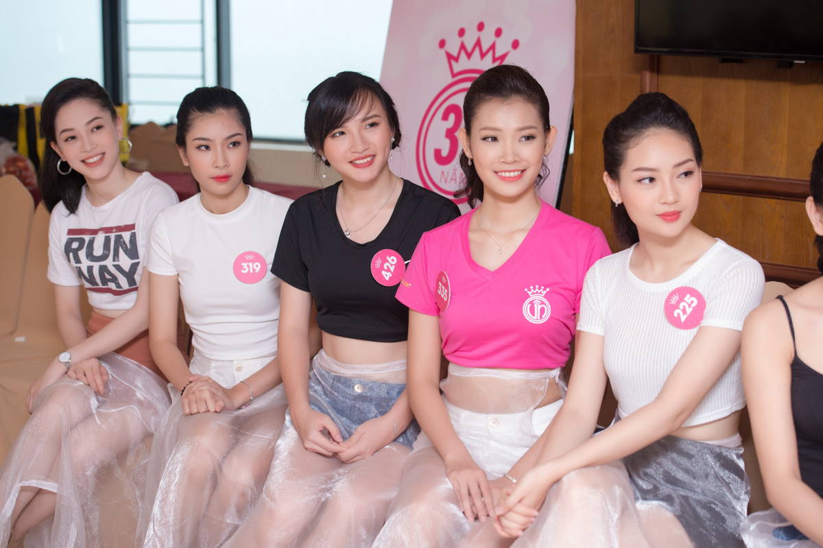 Sự có mặt của nữ giám khảo HHVN 2018 khiến không khí buổi tập trở nên hào hứng hơn khi cô “chào sân” bằng màn trình diễn catwalk uyển chuyển và thần thái.