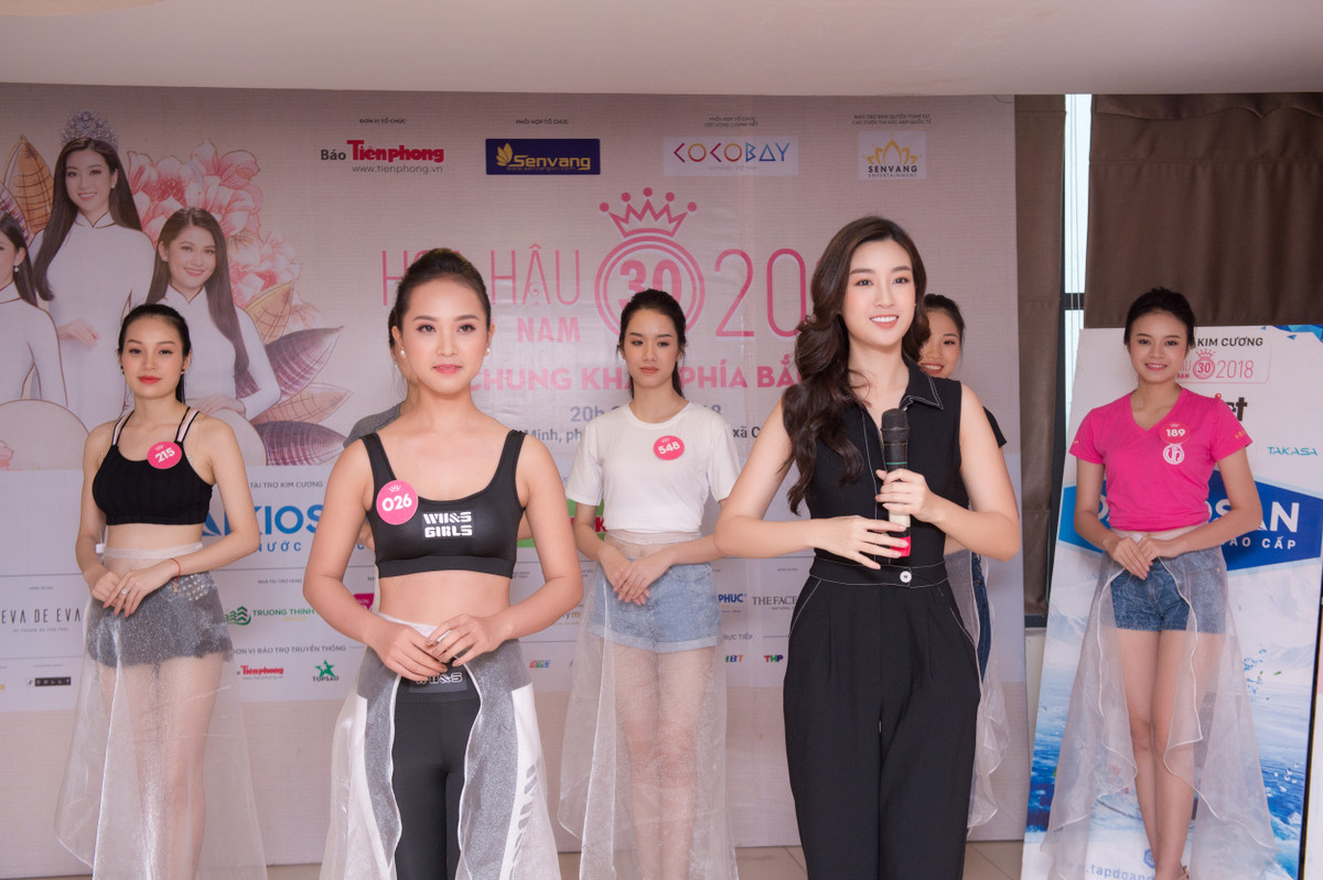 Thí sinh Nguyễn Hoàng Bảo Châu – SBD 169 phấn khích chia sẻ: “Cảm nhận của em về chị Linh trong buổi tập và chị rất thân thiện, đặc biệt những bước catwalk của chị rất tự nhiên, thể hiện đúng thần thái của hoa hậu".