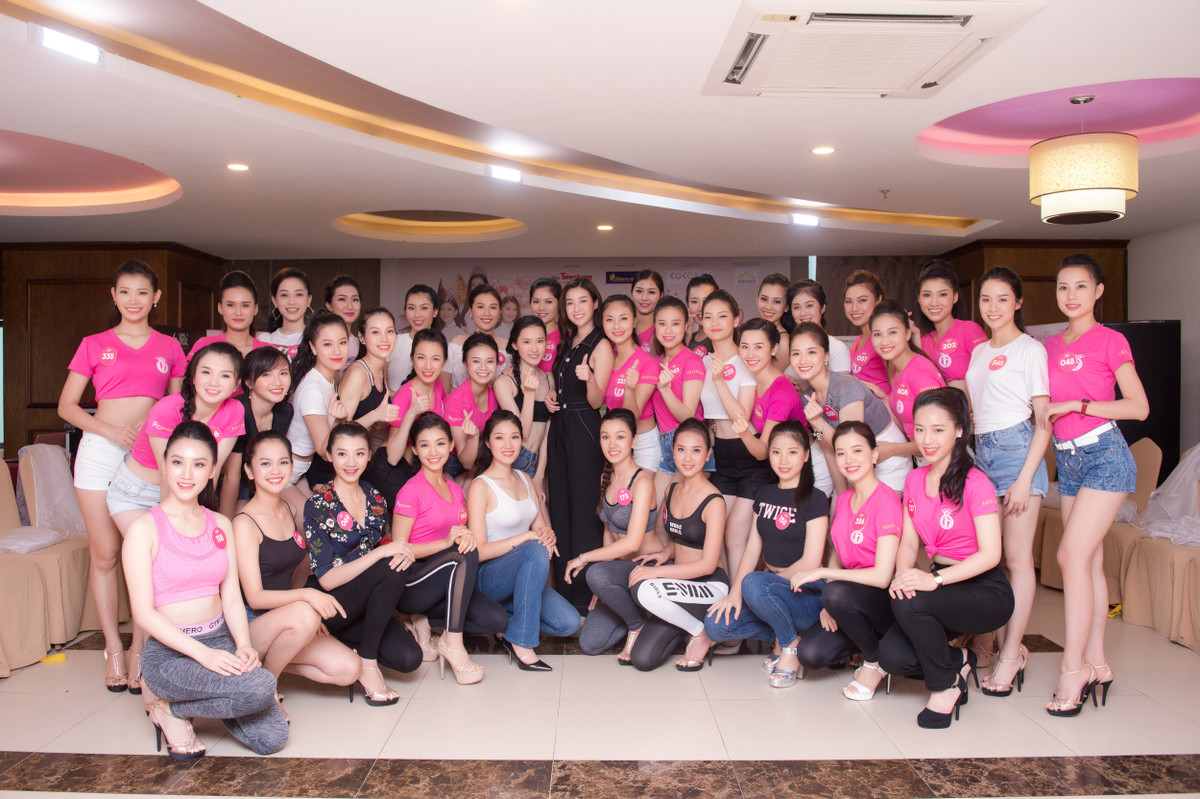 HH Đỗ Mỹ Linh chụp ảnh lưu niệm cùng dàn thí sinh.