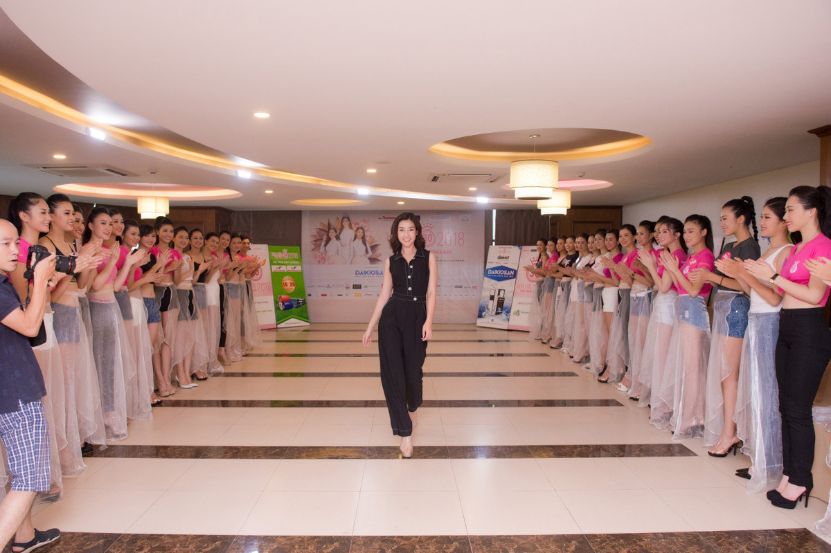 Trước đó, Mỹ Linh vừa đáp chuyến bay đến Nghệ An, sau đó về thẳng Cửa Lò để gặp gỡ thí sinh.