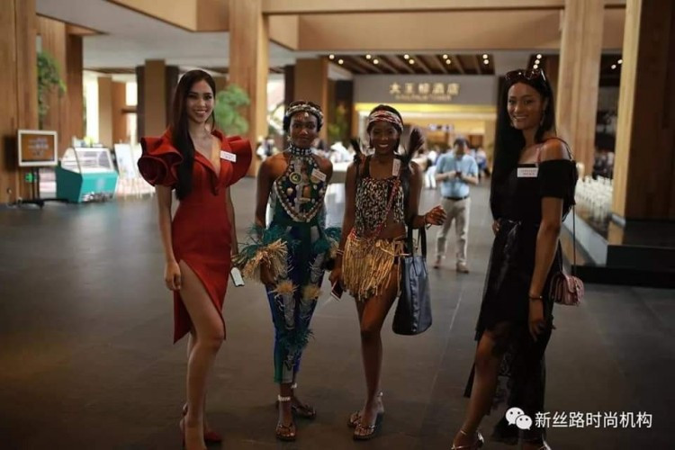 Trong sắc đỏ nổi bật, đại diện của Việt Nam dự Miss World 2018 không hề thua kém về nhan sắc so với các thí sinh từ khắp nơi trên thế giới đến chinh chiến tại đấu trường nhan sắc này.
