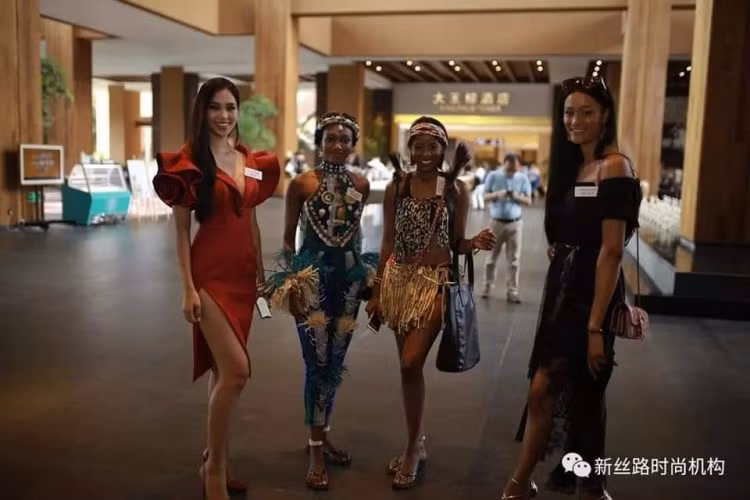 Trong sắc đỏ nổi bật, đại diện của Việt Nam dự Miss World 2018 không hề thua kém về nhan sắc so với các thí sinh từ khắp nơi trên thế giới đến chinh chiến tại đấu trường nhan sắc này.