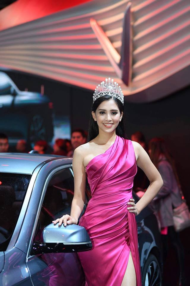 Những chiếc váy ôm sát cơ thể, xẻ đùi cao vô cùng gợi cảm thường được Tiểu Vy lựa chọn khi tham dự các sự kiện.