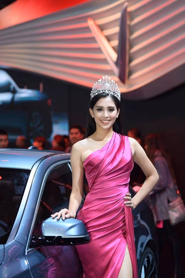 Những chiếc váy ôm sát cơ thể, xẻ đùi cao vô cùng gợi cảm thường được Tiểu Vy lựa chọn khi tham dự các sự kiện.