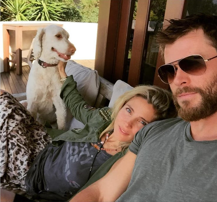  Chris Hemsworth - Elsa Pataky Googled: Cặp đôi quyết định kết hôn sau một kỳ nghỉ. Chris nói rằng: "Không hề có một kế hoạch nào khi tôi cầu hôn. Chúng tôi đang đi nghỉ và chúng tôi đã nghĩ 'tại sao chúng ta cũng không kết hôn nhỉ?".