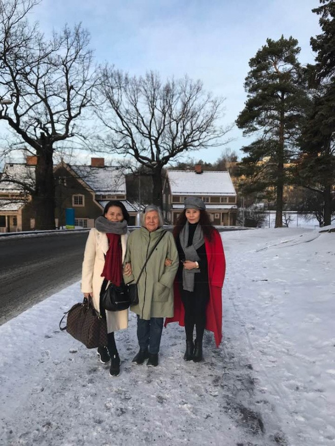 Điều đặc biệt hơn là những hình ảnh thân thiết giữa hai bên gia đình do chính mẹ của Hà Hồ trên trang cá nhân mới đây. Không chỉ quây quần bên bàn ăn, mẹ của "nữ hoàng giải trí" còn khoe ảnh khoác tay tình cảm mẹ của nam diễn viên Hương Ga khi đang đi dạo, ngắm tuyết cùng nhau.