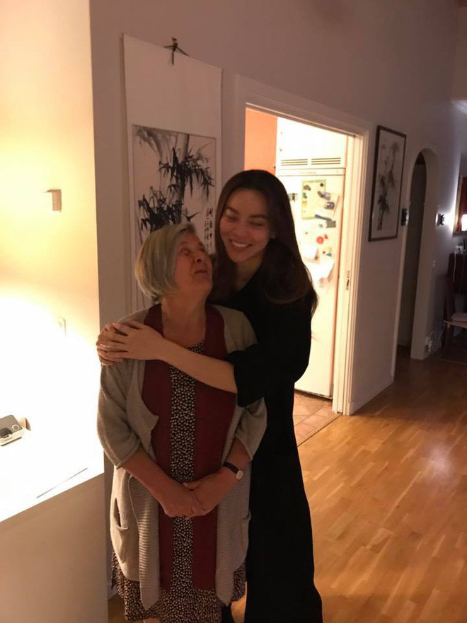 Cặp đôi cũng rất được lòng bố mẹ hai bên. Trước đó, bức ảnh Hồ Ngọc Hà dành cái ôm cực tình cảm cho mẹ người yêu được chính Kim Lý chia sẻ.