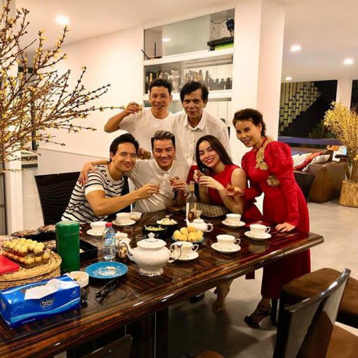 Kim Lý cũng nhận được sự ủng hộ của bố mẹ Hà Hồ trong chuyện tình cảm.