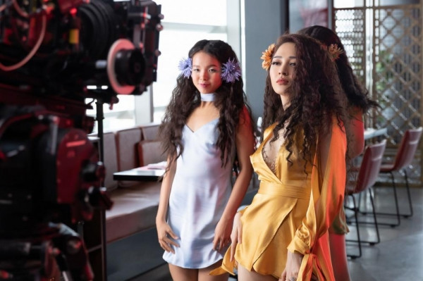 Bỏ đằng sau những tranh cãi quanh tên ca khúc "Như lời đồn" hay giọng hát của nữ ca sĩ còn "đuối", tình cũ của Hồ Quang Hiếu vẫn nhận được nhiều lời khen quanh tạo hình gợi cảm "chết người".