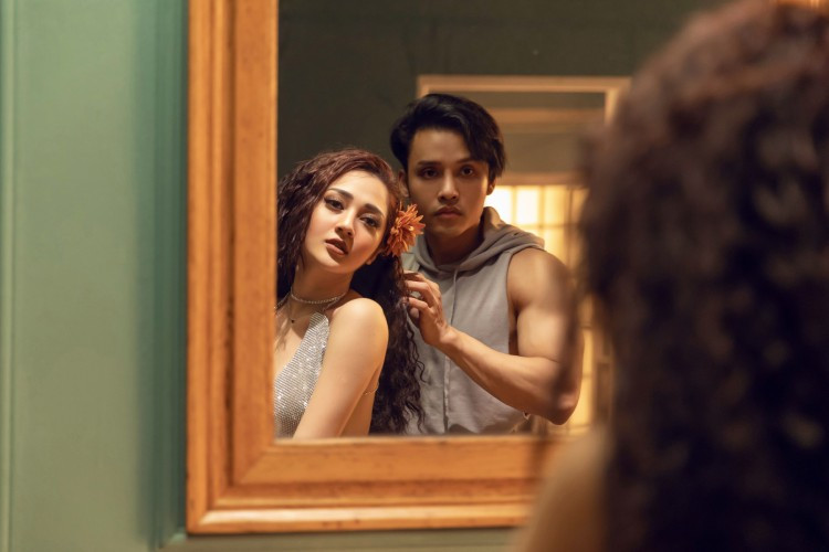 Bảo Anh khoe vẻ gợi cảm trong hậu trường MV khiến người xem "bỏng mắt".