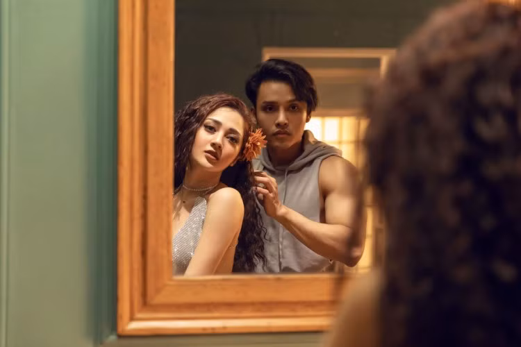 Bảo Anh khoe vẻ gợi cảm trong hậu trường MV khiến người xem "bỏng mắt".