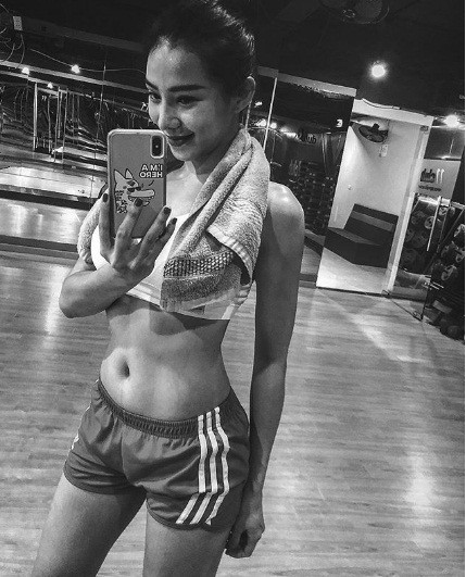 Vẻ đẹp "trông mòn con mắt" của bà mẹ một con có được là nhờ quá trình miệt mài tập luyện thể thao. Cô thường xuyên đăng ảnh khoe thành quả của mình lên trang Instagram cá nhân.